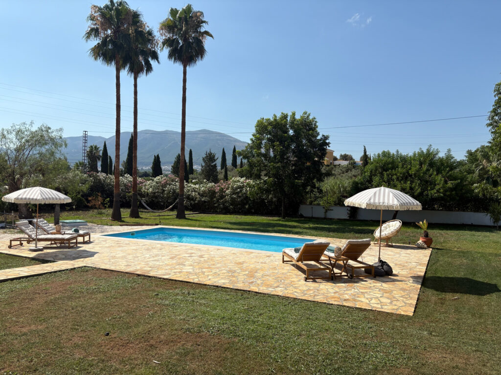Finca Picaflor. Een stijlvol en sfeervol vakantiehuis op het rustige Spaanse platteland in Andalusië. Luxe vakantievilla voor 4 personen met privezwembad en uitzicht over de bergen.