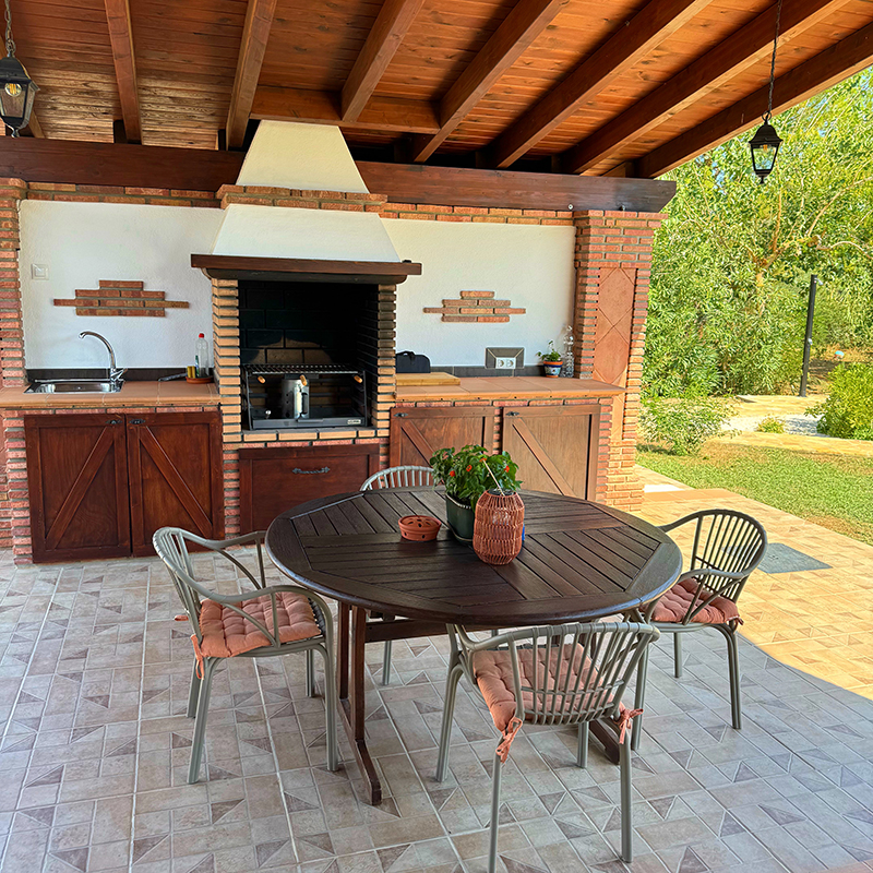 Finca Picaflor, buitenkeuken. Een stijlvol en sfeervol vakantiehuis op het rustige Spaanse platteland in Andalusië. Luxe vakantievilla voor 4 personen met privezwembad en uitzicht over de bergen.