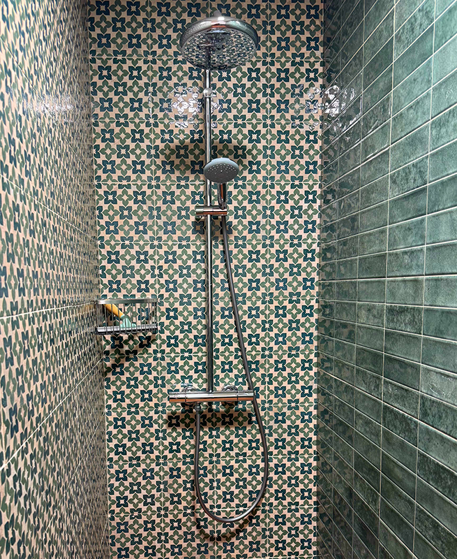 Finca Picaflor, badkamer. Een stijlvol en sfeervol vakantiehuis op het rustige Spaanse platteland in Andalusië. Luxe vakantievilla voor 4 personen met privezwembad en uitzicht over de bergen.