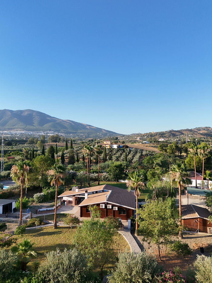 Finca Picaflor., huis. Een stijlvol en sfeervol vakantiehuis op het rustige Spaanse platteland in Andalusië. Luxe vakantievilla voor 4 personen met privezwembad en uitzicht over de bergen.