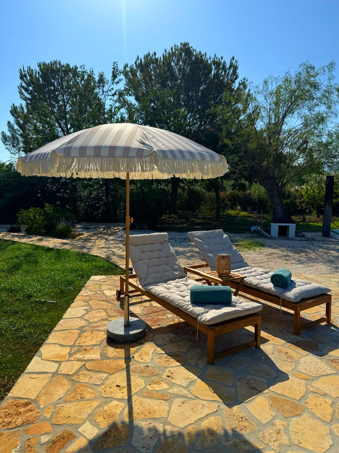 Finca Picaflor, ligstoelen, zwembad. Een stijlvol en sfeervol vakantiehuis op het rustige Spaanse platteland in Andalusië. Luxe vakantievilla voor 4 personen met privezwembad en uitzicht over de bergen.