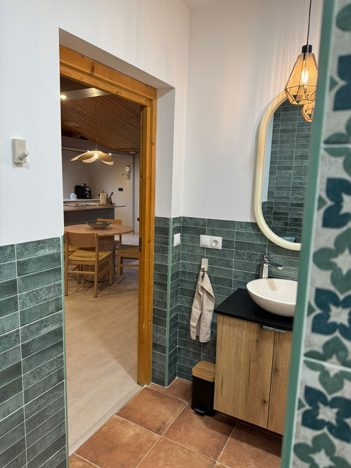 Finca Picaflor, badkamer. Een stijlvol en sfeervol vakantiehuis op het rustige Spaanse platteland in Andalusië. Luxe vakantievilla voor 4 personen met privezwembad en uitzicht over de bergen.