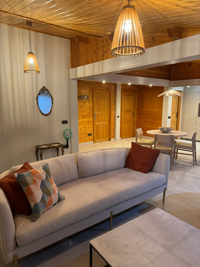 Finca Picaflor, woonkamer. Een stijlvol en sfeervol vakantiehuis op het rustige Spaanse platteland in Andalusië. Luxe vakantievilla voor 4 personen met privezwembad en uitzicht over de bergen.