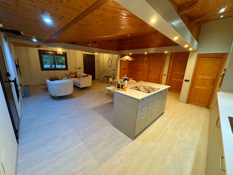 Finca Picaflor, woonkamer, keuken. Een stijlvol en sfeervol vakantiehuis op het rustige Spaanse platteland in Andalusië. Luxe vakantievilla voor 4 personen met privezwembad en uitzicht over de bergen.