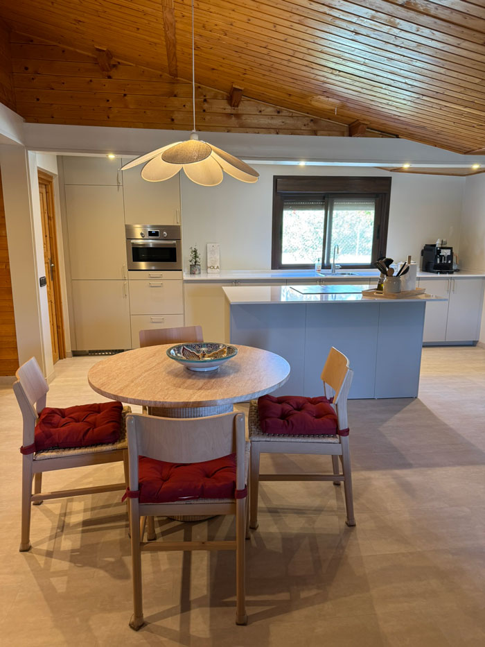 Finca Picaflor, keuken. Een stijlvol en sfeervol vakantiehuis op het rustige Spaanse platteland in Andalusië. Luxe vakantievilla voor 4 personen met privezwembad en uitzicht over de bergen.