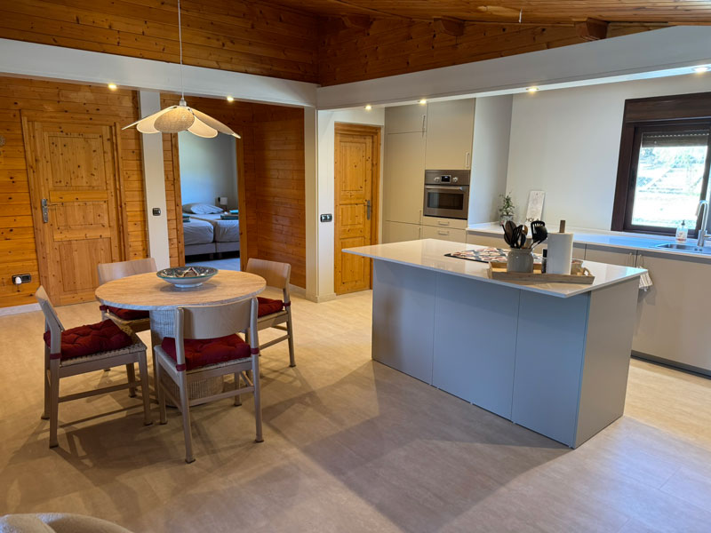 Finca Picaflor, keuken. Een stijlvol en sfeervol vakantiehuis op het rustige Spaanse platteland in Andalusië. Luxe vakantievilla voor 4 personen met privezwembad en uitzicht over de bergen.