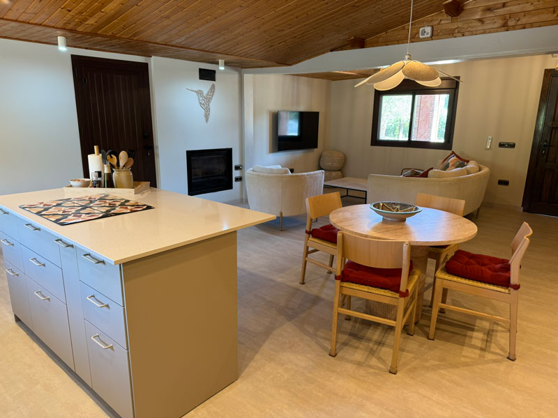 Finca Picaflor, woonkamer, keuken. Een stijlvol en sfeervol vakantiehuis op het rustige Spaanse platteland in Andalusië. Luxe vakantievilla voor 4 personen met privezwembad en uitzicht over de bergen.