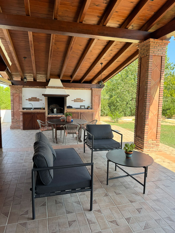 Finca Picaflor, veranda, terras. Een stijlvol en sfeervol vakantiehuis op het rustige Spaanse platteland in Andalusië. Luxe vakantievilla voor 4 personen met privezwembad en uitzicht over de bergen.