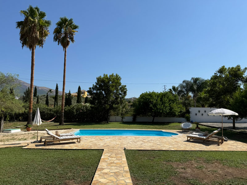 Finca Picaflor, zwembad, ligbedden. Een stijlvol en sfeervol vakantiehuis op het rustige Spaanse platteland in Andalusië. Luxe vakantievilla voor 4 personen met privezwembad en uitzicht over de bergen.