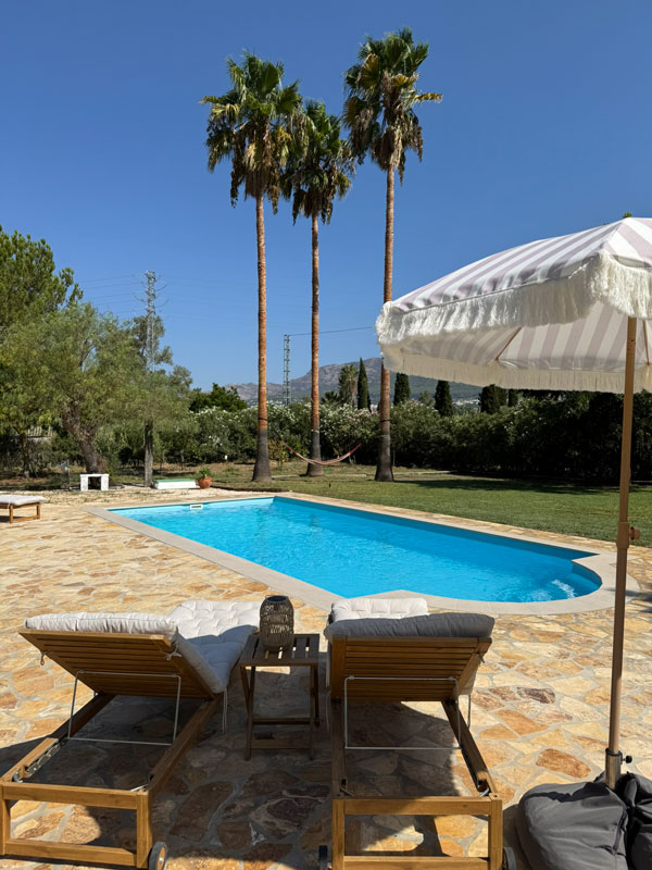 Finca Picaflor, zwembad, ligbedden. Een stijlvol en sfeervol vakantiehuis op het rustige Spaanse platteland in Andalusië. Luxe vakantievilla voor 4 personen met privezwembad en uitzicht over de bergen.