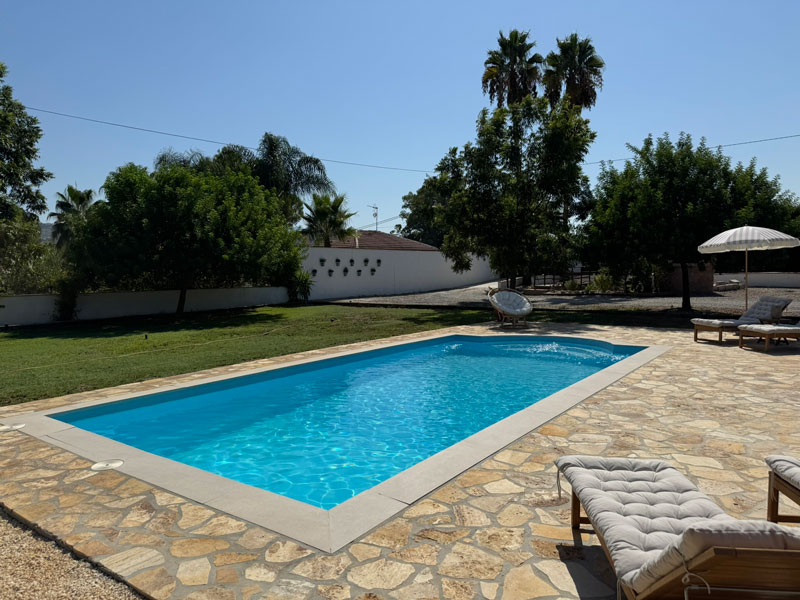 Finca Picaflor, zwembad, ligbedden. Een stijlvol en sfeervol vakantiehuis op het rustige Spaanse platteland in Andalusië. Luxe vakantievilla voor 4 personen met privezwembad en uitzicht over de bergen.