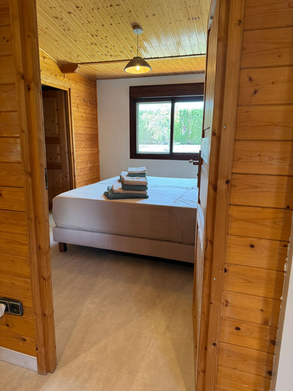 Finca Picaflor, slaapkamer. Een stijlvol en sfeervol vakantiehuis op het rustige Spaanse platteland in Andalusië. Luxe vakantievilla voor 4 personen met privezwembad en uitzicht over de bergen.