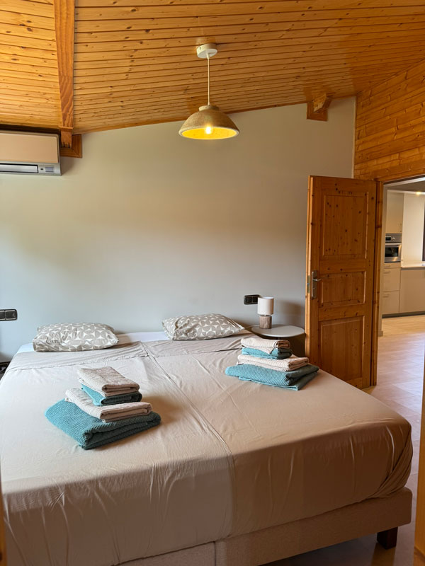 Finca Picaflor, slaapkamer. Een stijlvol en sfeervol vakantiehuis op het rustige Spaanse platteland in Andalusië. Luxe vakantievilla voor 4 personen met privezwembad en uitzicht over de bergen.