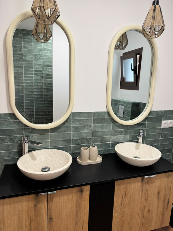 Finca Picaflor, badkamer. Een stijlvol en sfeervol vakantiehuis op het rustige Spaanse platteland in Andalusië. Luxe vakantievilla voor 4 personen met privezwembad en uitzicht over de bergen.