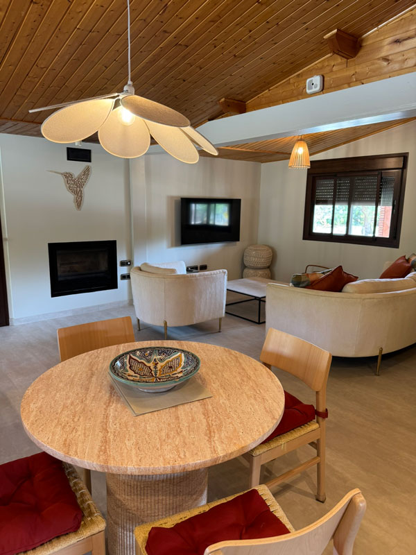 Finca Picaflor, woonkamer. Een stijlvol en sfeervol vakantiehuis op het rustige Spaanse platteland in Andalusië. Luxe vakantievilla voor 4 personen met privezwembad en uitzicht over de bergen.