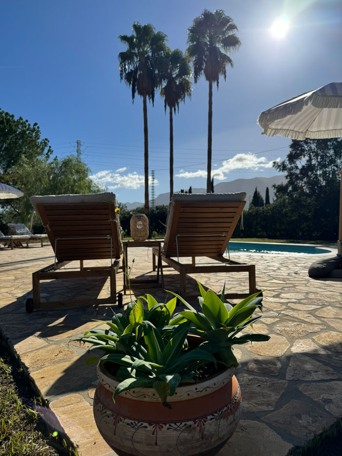 Finca Picaflor, zwembad, ligstoelen. Een stijlvol en sfeervol vakantiehuis op het rustige Spaanse platteland in Andalusië. Luxe vakantievilla voor 4 personen met privezwembad en uitzicht over de bergen.