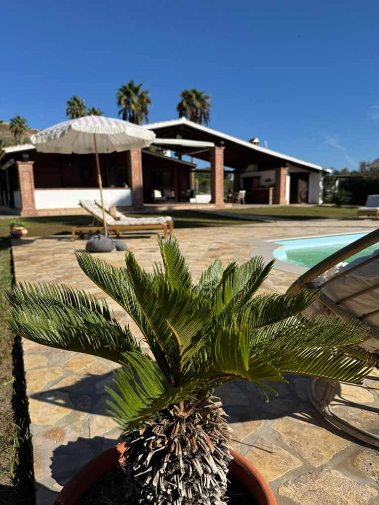 Finca Picaflor. Een stijlvol en sfeervol vakantiehuis op het rustige Spaanse platteland in Andalusië. Luxe vakantievilla voor 4 personen met privezwembad en uitzicht over de bergen.