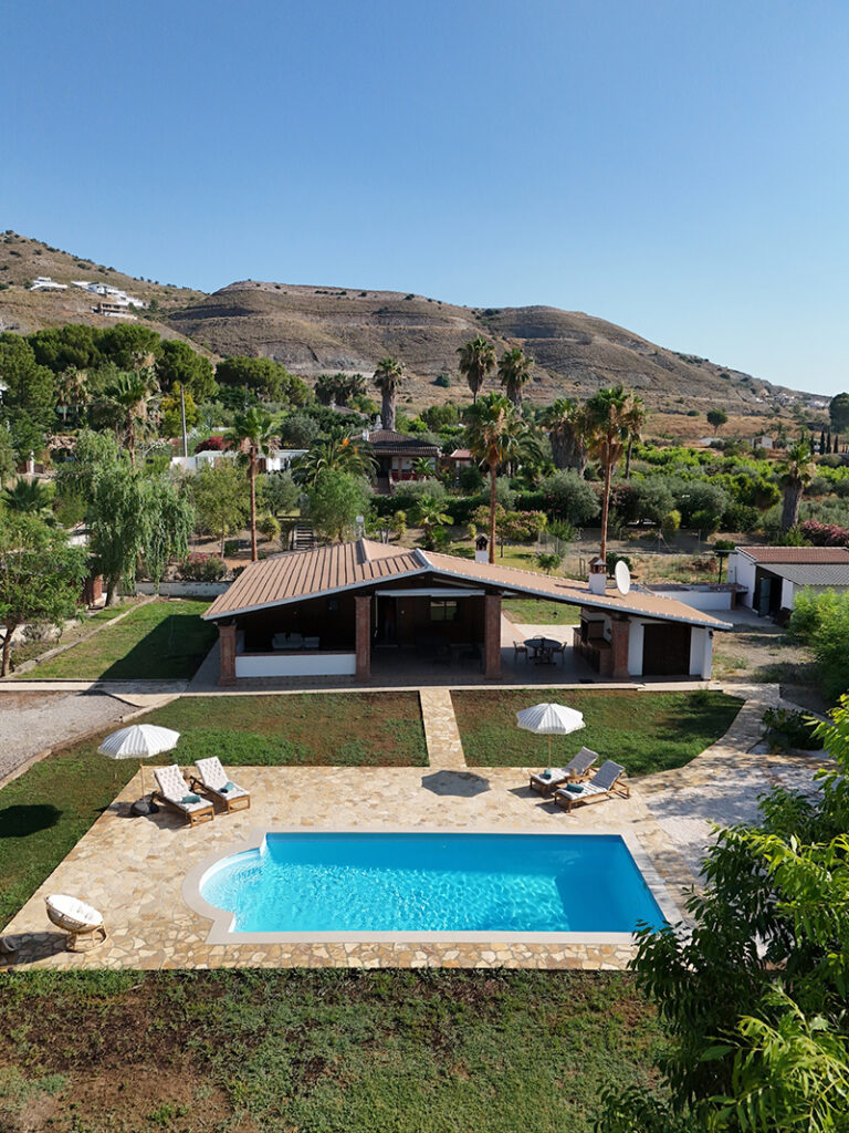 Finca Picaflor. Een stijlvol en sfeervol vakantiehuis op het rustige Spaanse platteland in Andalusië. Luxe vakantievilla voor 4 personen met privezwembad en uitzicht over de bergen.